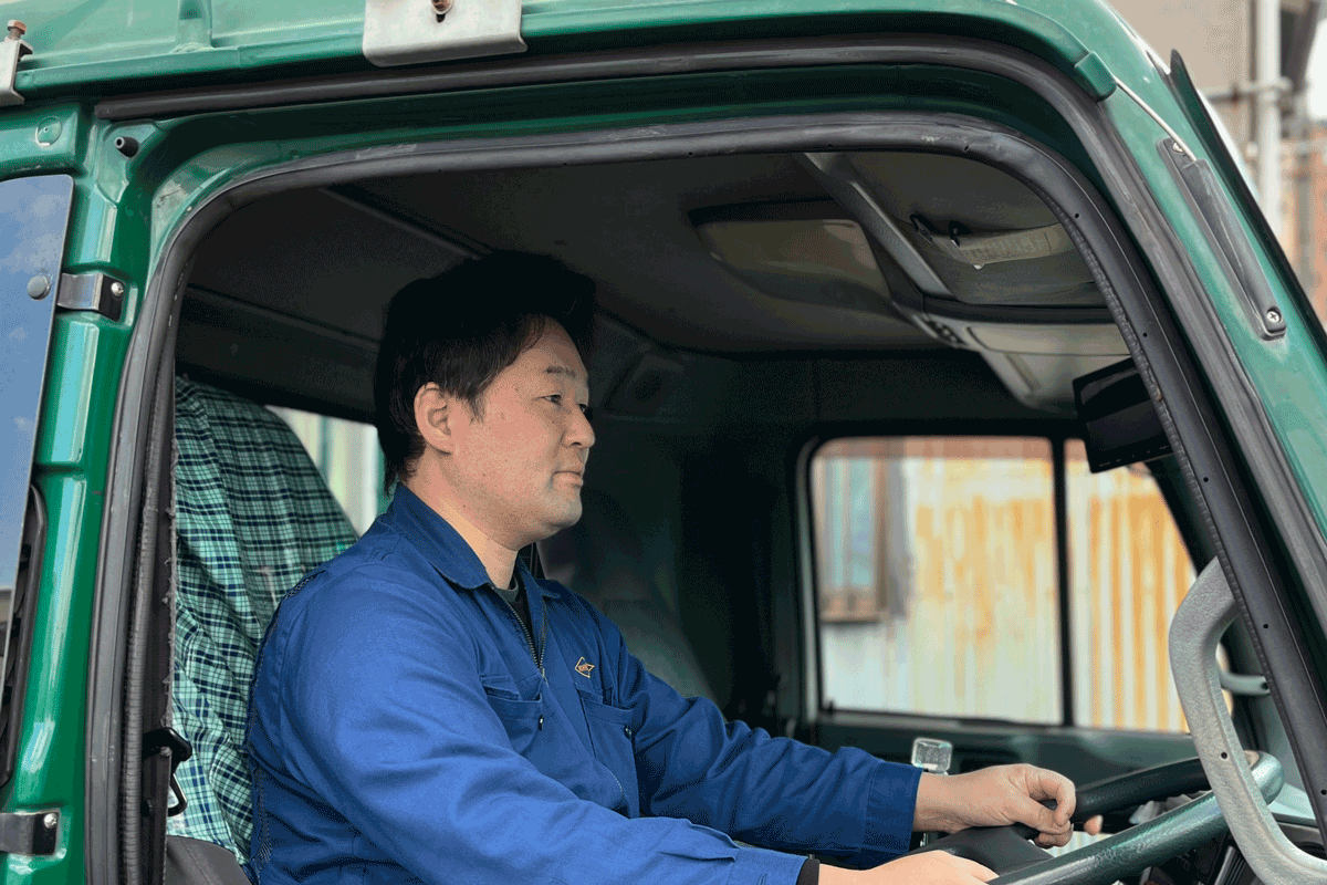 トラック運転中